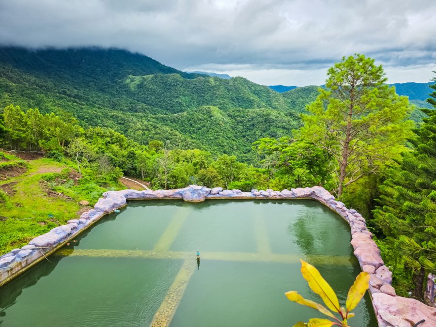 bassin dans les jardins du wat pha sorn kaew phetchabun