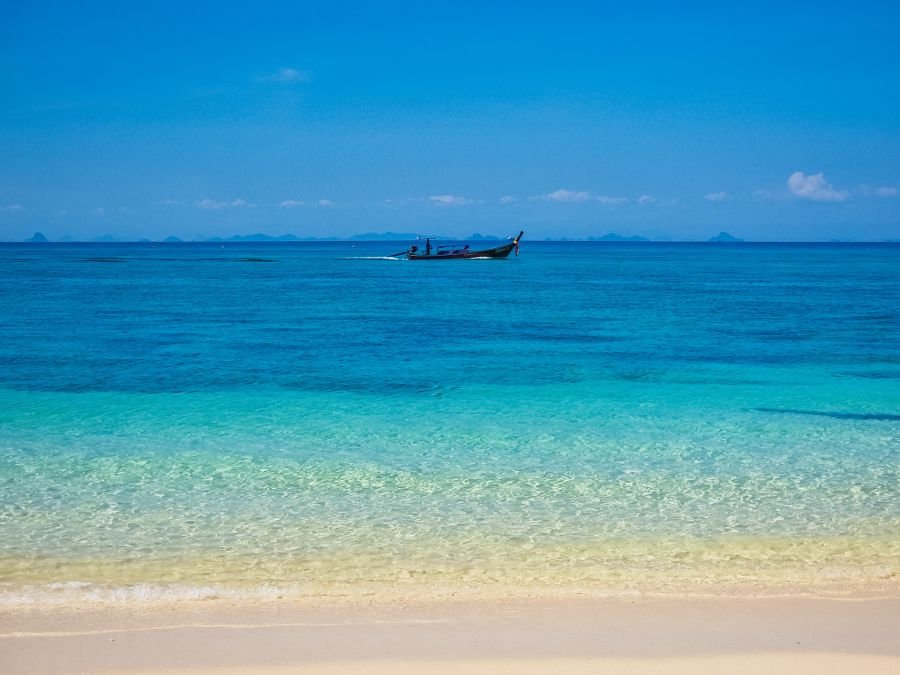 bateau a longue queue au large de bamboo island ko phi phi.