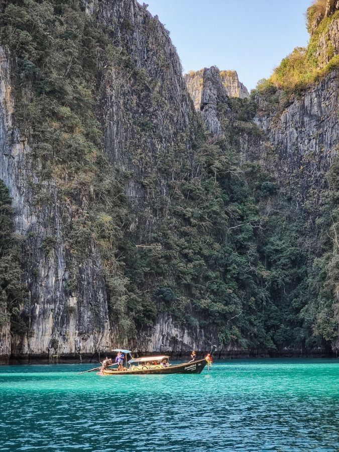 bateau longue naviguant lagon pi leh excursion journee ko phi phi