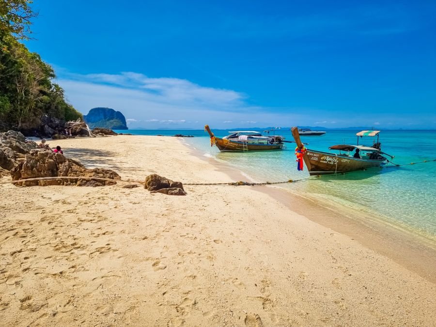bateaux a longue queue plage de bammboo island ko phi phi