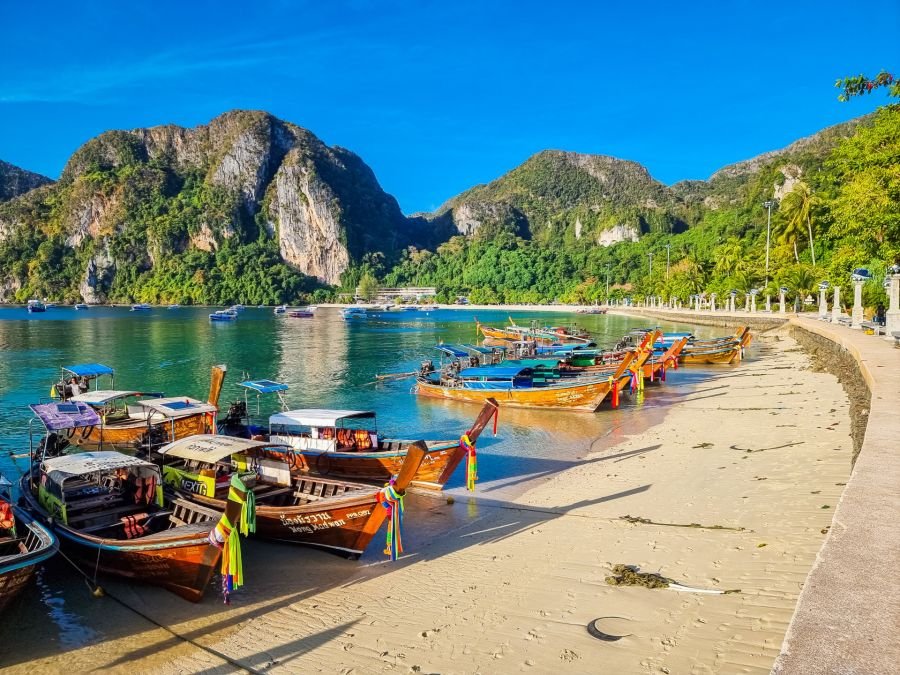 bateaux longue queue alignes plage de tonsai ko phi phi