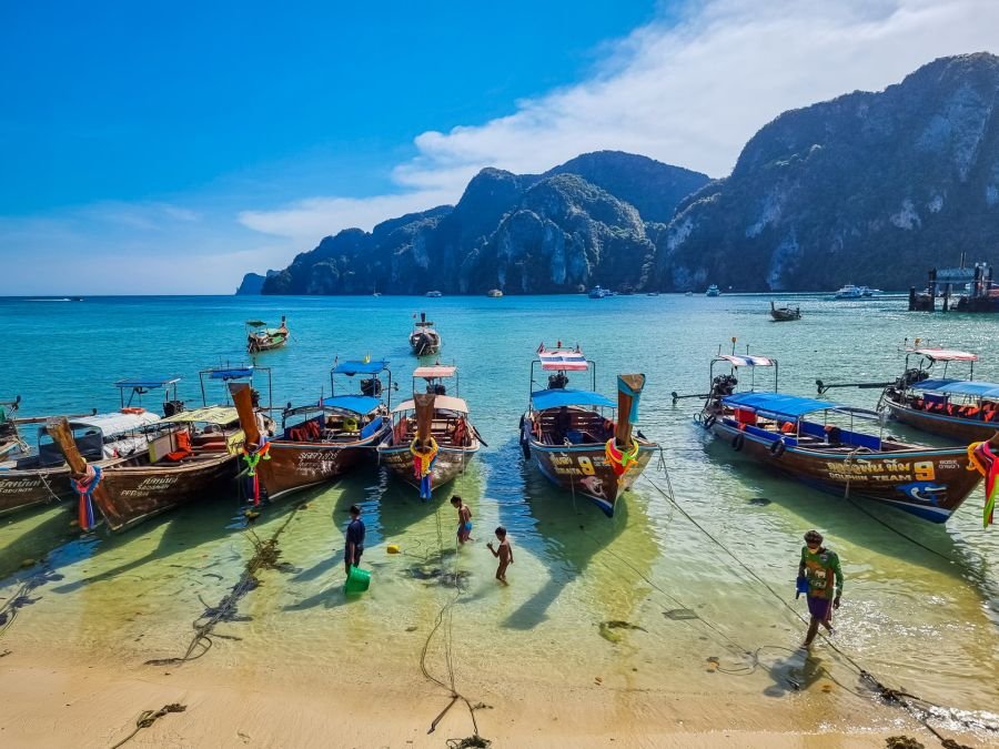 bateaux longue queue alignés sur tonsai beach ko phi phi