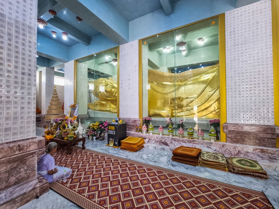 bouddha couché interieur du chedi au wat phu thap boek phetchabun