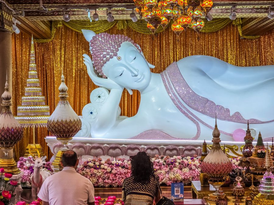 bouddha couché salle intermediaire sous cinq bouddhas du wat pha sorn kaew phetchabun