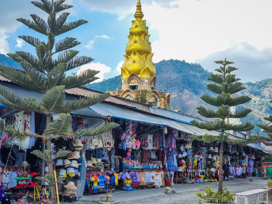 boutiques souvenirs jouxtant parking wat pha sorn kaew phetchabun