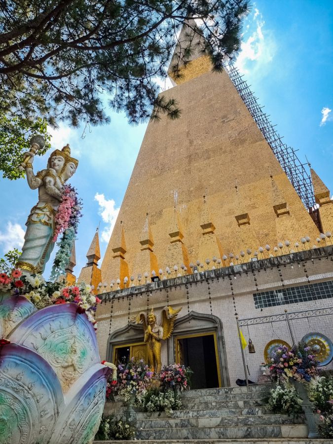 chedi au wat phu thap boek phetchabun
