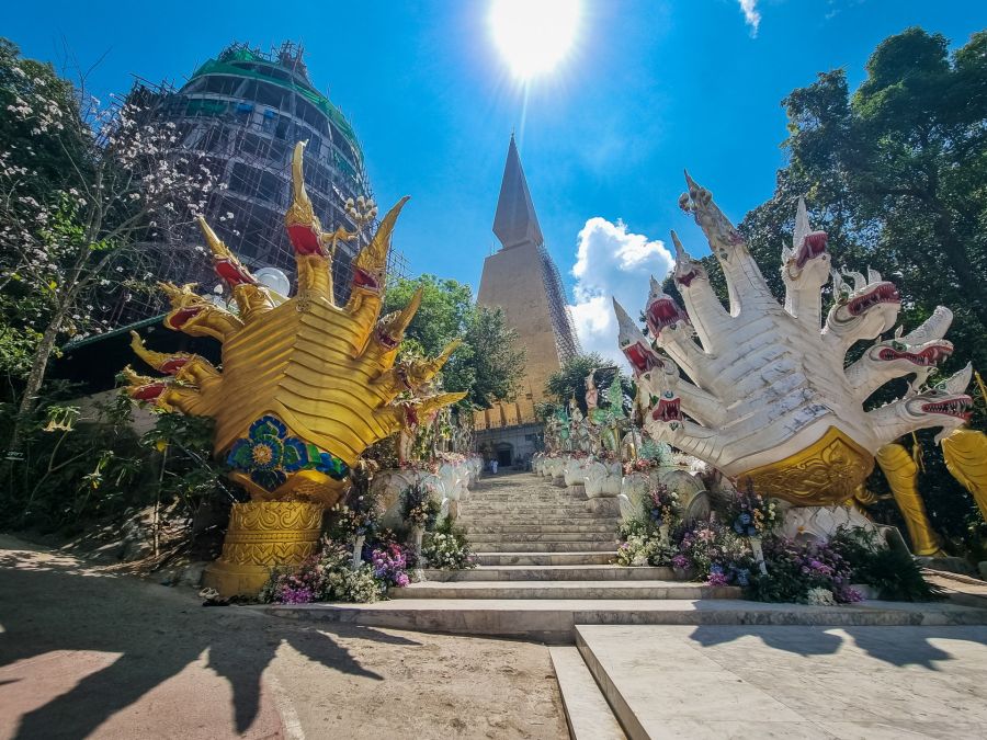 chedi et tour en construction au wat phu thap boek phetchabun