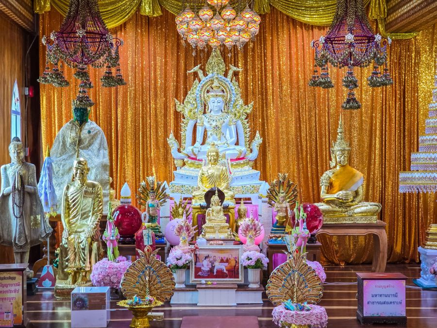 coin priere salle intermediaire sous cinq bouddhas du wat pha sorn kaew phetchabun