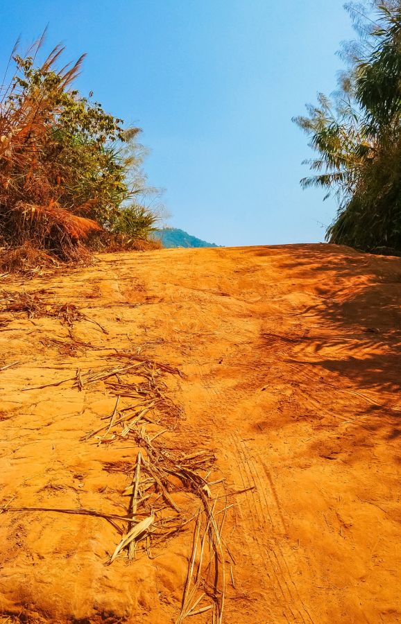 côte sableuse montee route secondaire vers phu thap boek