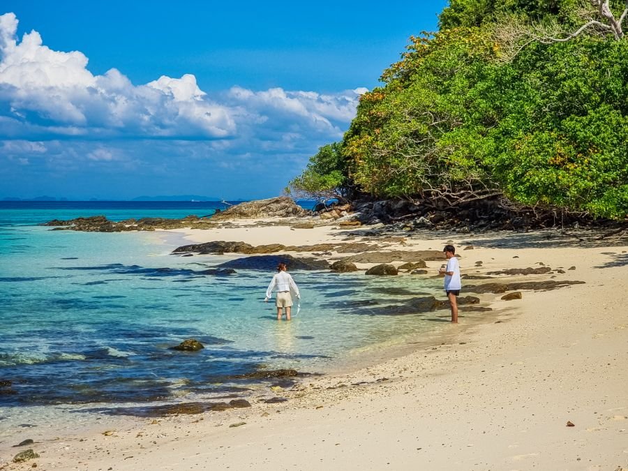 couple seance photo sur bamboo island excursion journée depuis ko phi phi