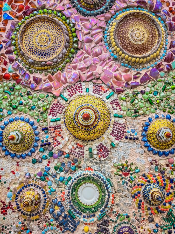 detail ceramique benjarong decorant chedi du wat pha sorn kaew phetchabun