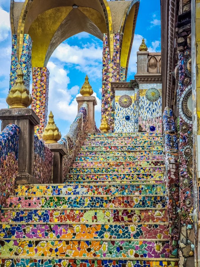 details marche autour chedi du wat pha sorn kaew phetchabun