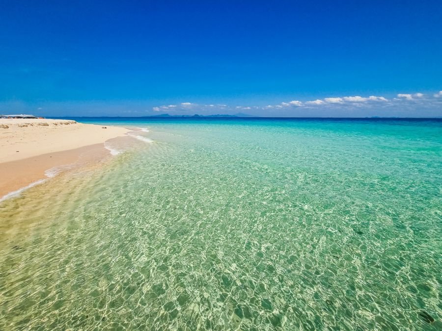 eau translucide arrivant bamboo island excursion journée depuis ko phi phi