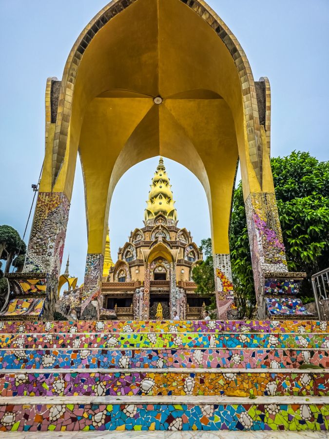 entree cour chedi du wat pha sorn kaew phetchabun