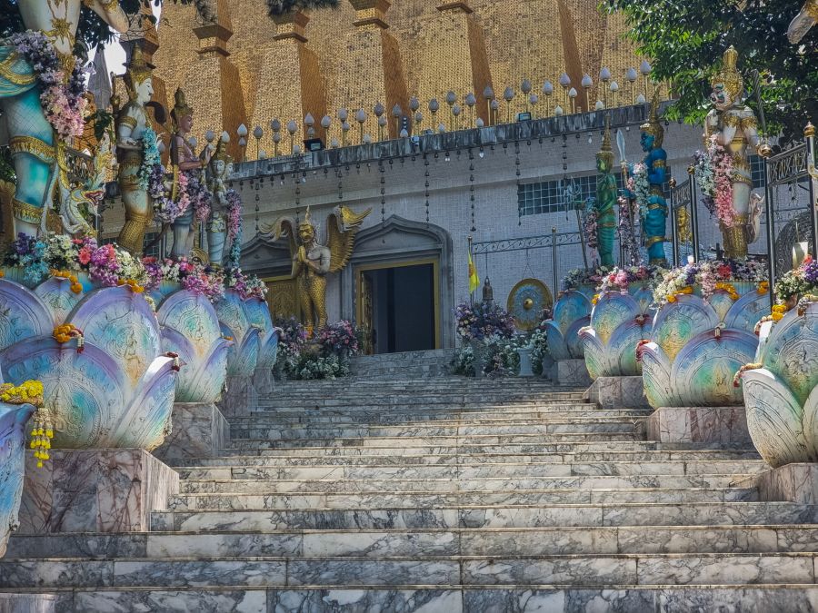 escalier menant chedi au wat phu thap boek phetchabun