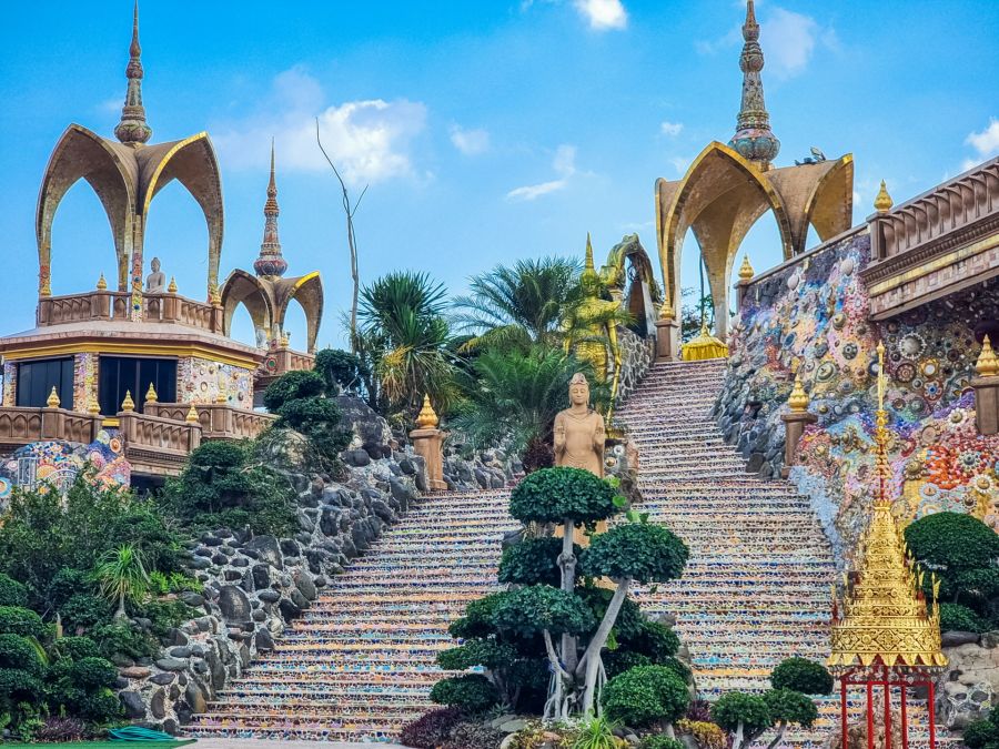 escalier montant au chedi du wat pha sorn kaew phetchabun
