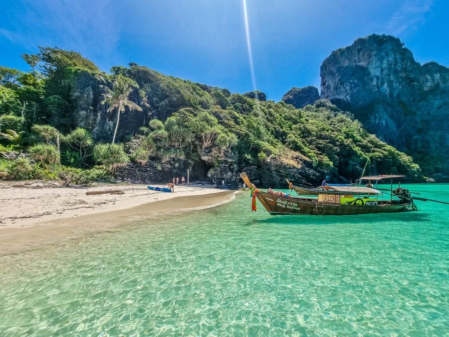 falaise entourant nui beach excursion journee ko phi phi