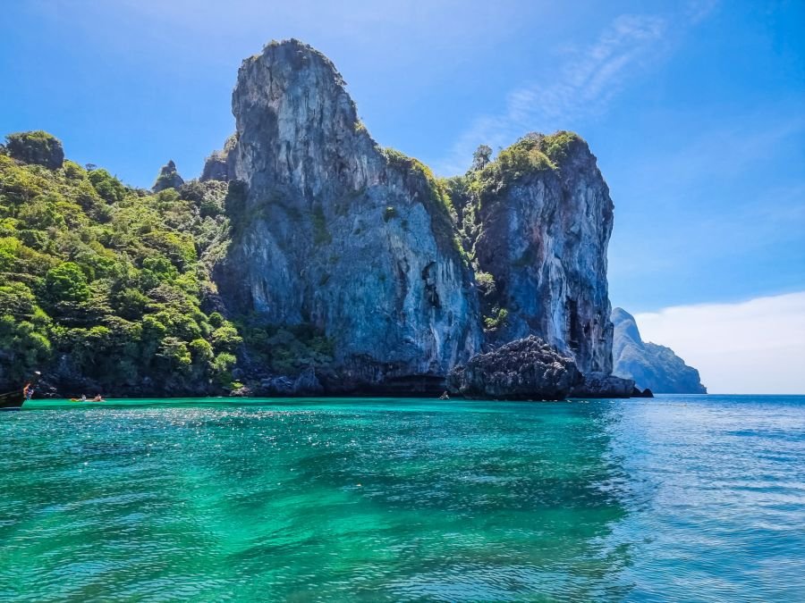 falaise karstique vers nui beach excursion journee ko phi phi