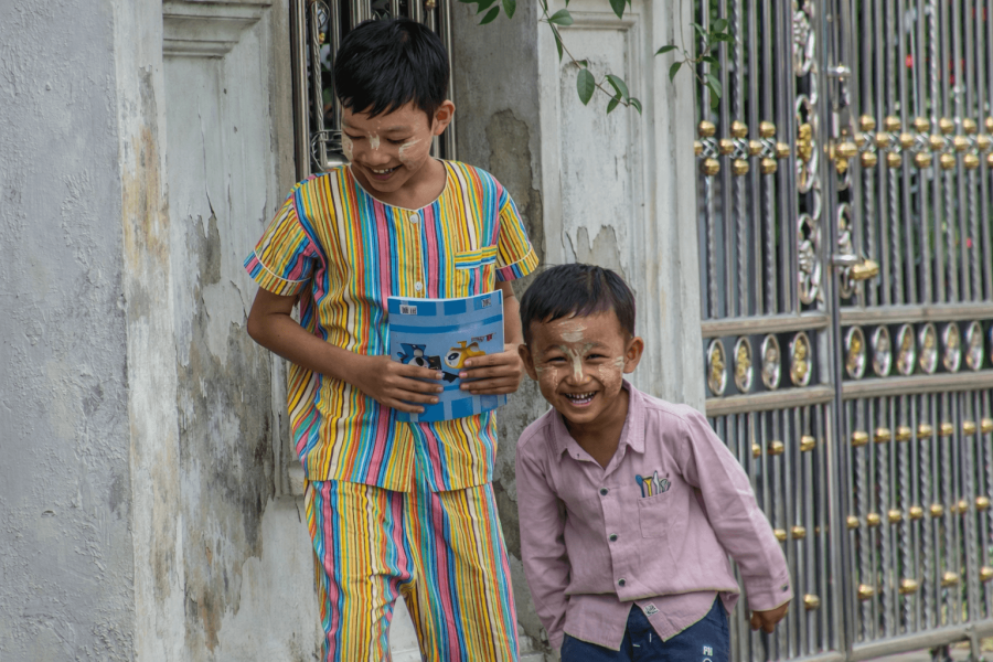 gamins souriant dans les rues de kawthaung birmanie
