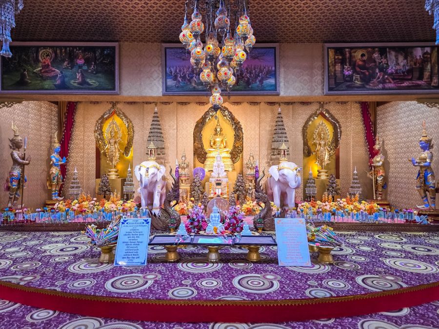 grande salle sous les cinq bouddhas du wat pha sorn kaew phetchabun