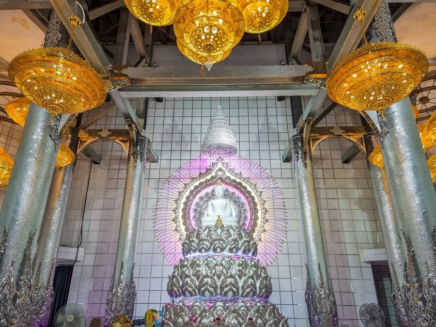 interieur etage superieur sous cinq bouddhas du wat pha sorn kaew phetchabun