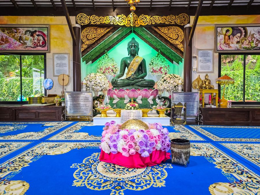 interieur salle meditation jardin au pied des bouddhas du wat pha sorn kaew phetchabun