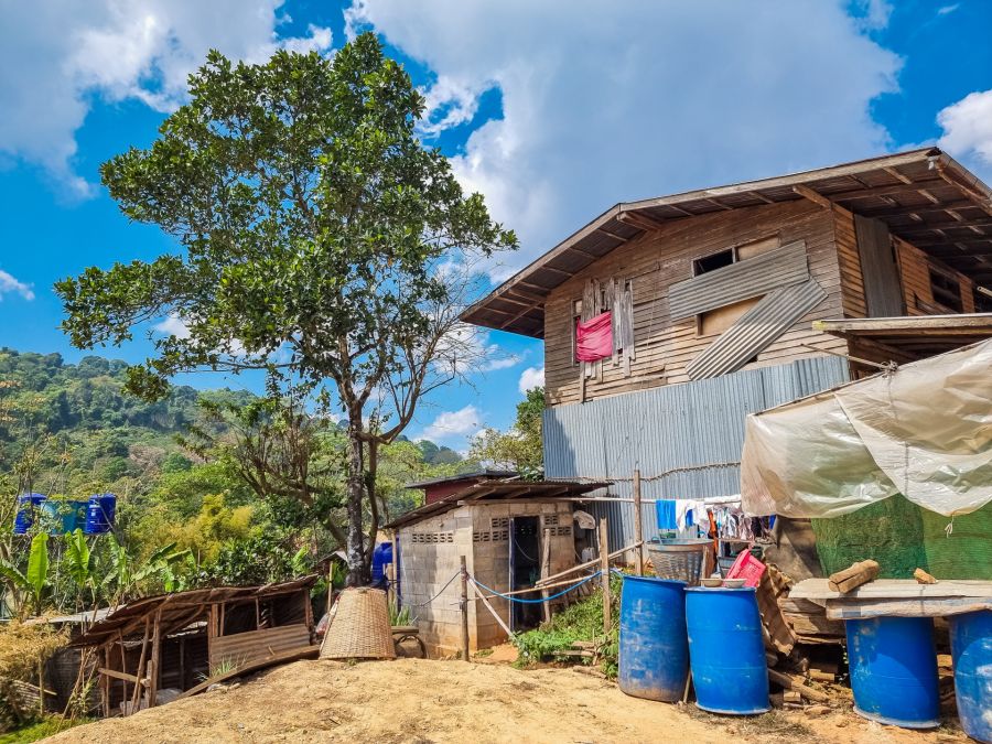 maisons en bois au village de phu thap boek phetchabun