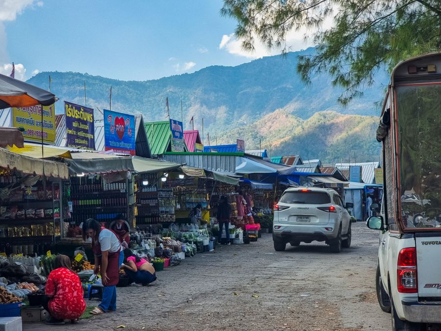 marché bord de route vers wat pha sorn kaew phetchabun