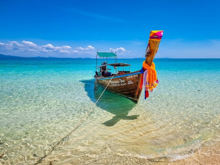 notre bateau accostant sur bamboo island excursion journée depuis ko phi phi