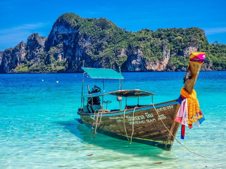 notre bateau au mouillage monkey beach excursion journee ko phi phi