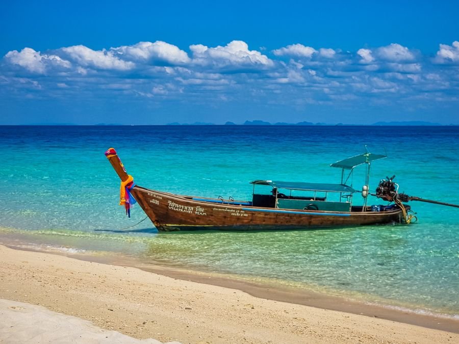 notre bateau longue queue excursion journee ko phi phi
