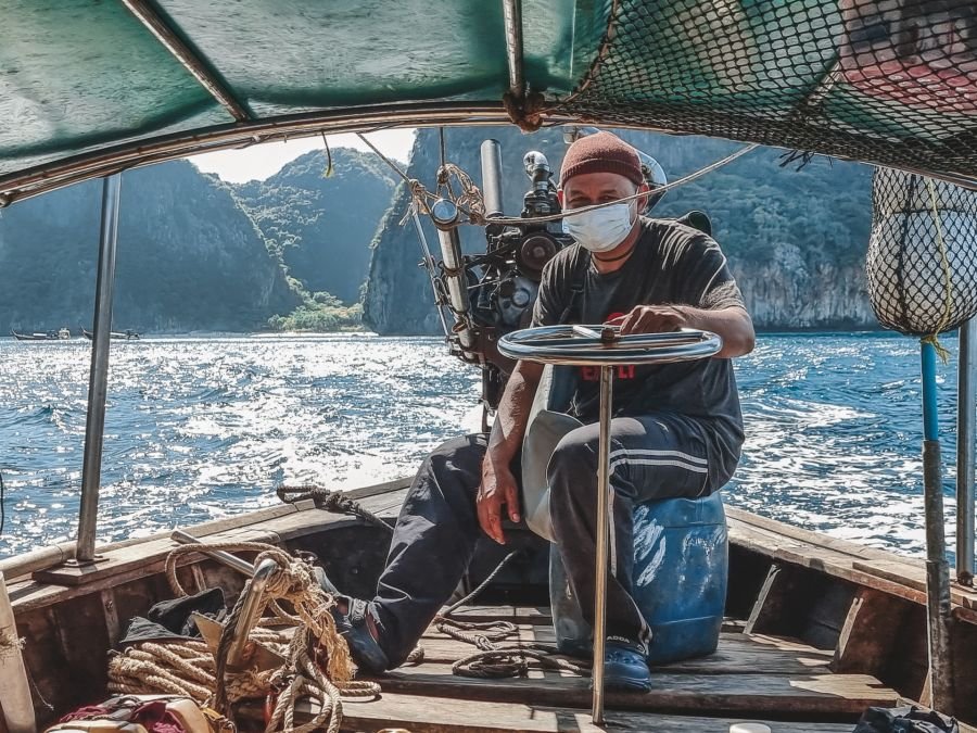notre batelier du jour excursion journee autour de ko phi phi