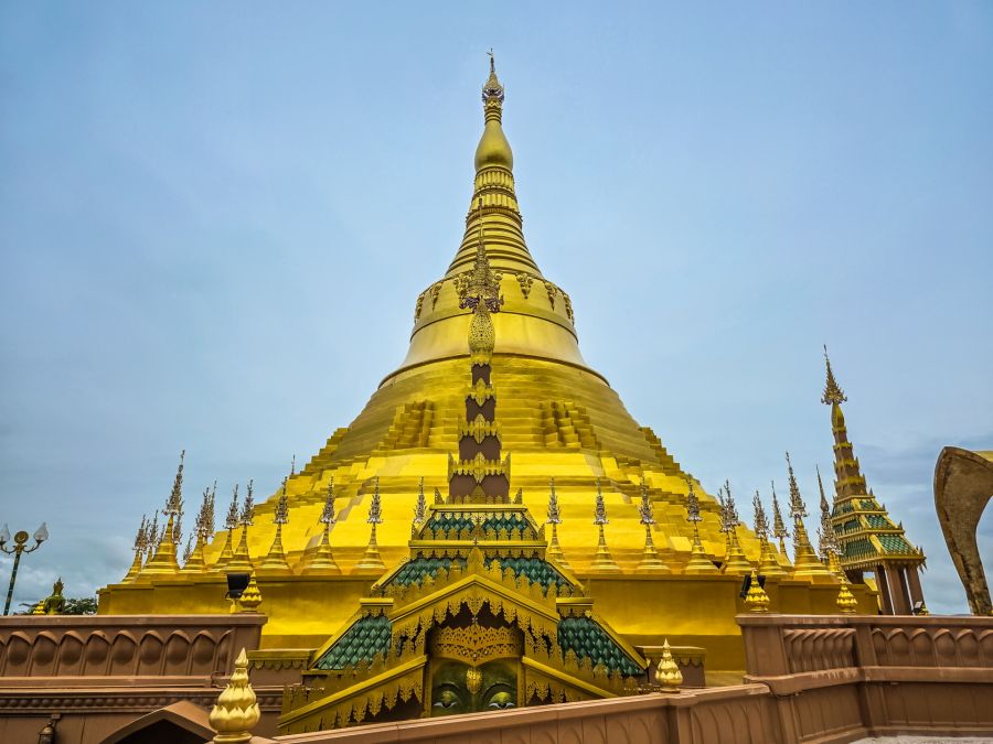 pagode de style birman au wat pha sorn kaew phetchabun