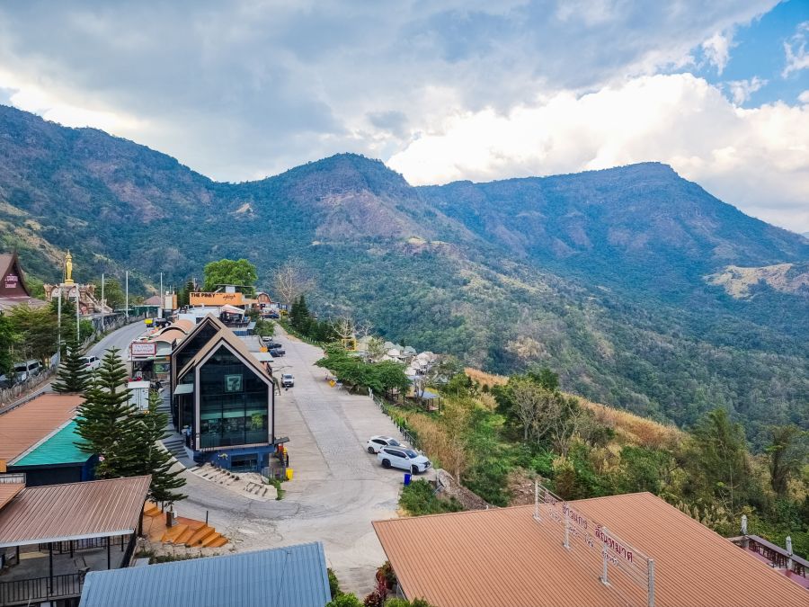 parking et 7 eleven au wat pha sorn kaew phetchabun