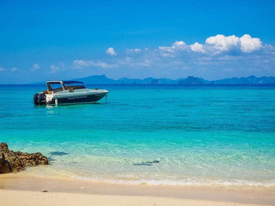 petit speedboat pour excursion autour de ko phi phi