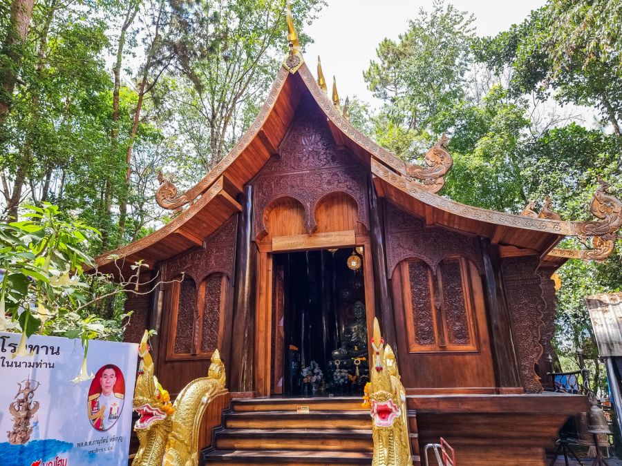 petit ubosot en bois au wat phu thap boek phetchabun