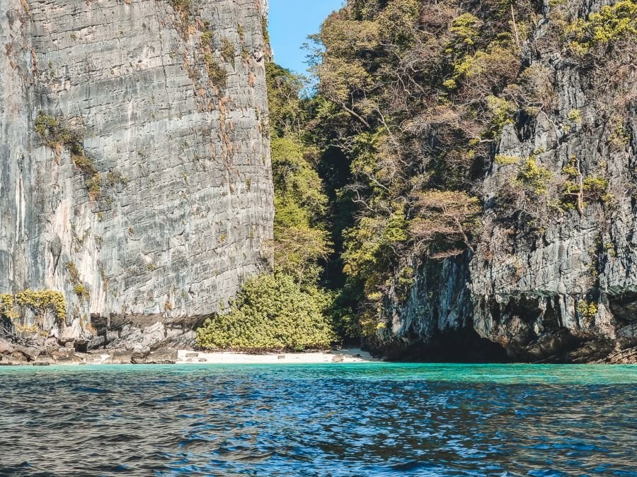petite plage sur phi phi ley island excursion journee ko phi phi