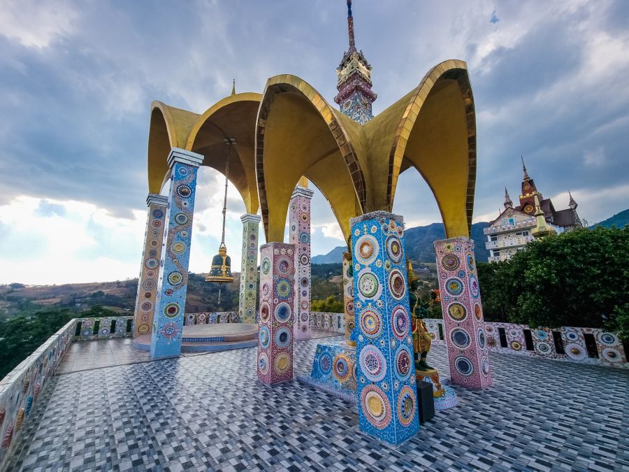 plateforme avec cloche au wat pha sorn kaew phetchabun