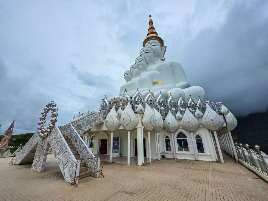 plateforme intermediaire cinq bouddhas du wat pha sorn kaew phetchabun