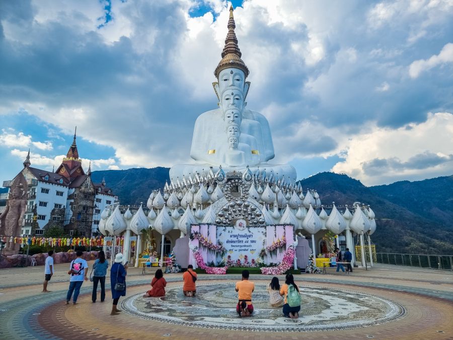 priere devant les cinq bouddhas au wat pha sorn kaew phetchabun
