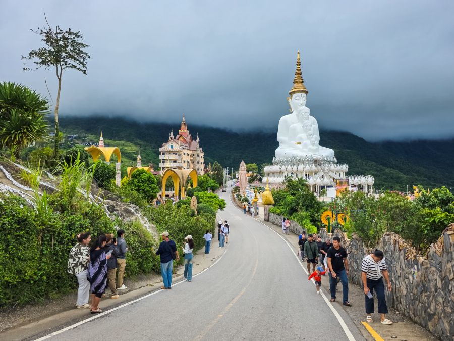 route traversant le wat pha sorn kaew phetchabun