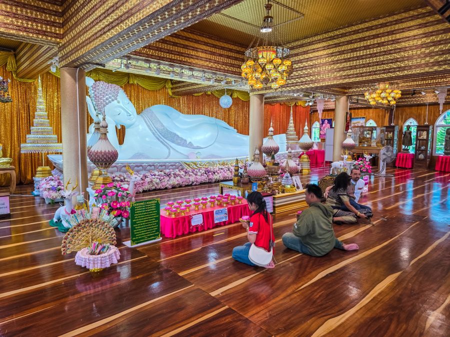 salle intermediaire sous cinq bouddhas du wat pha sorn kaew phetchabun