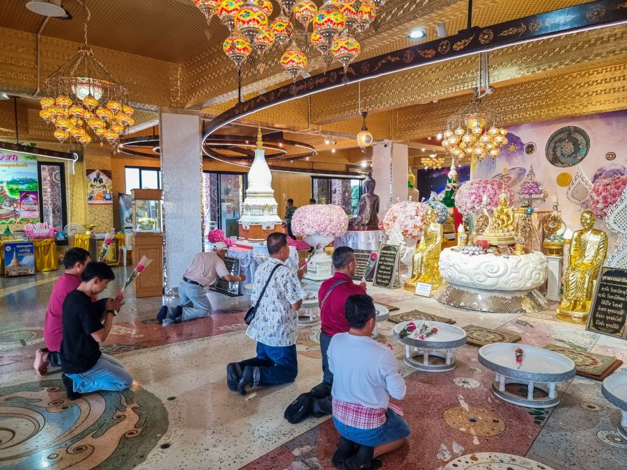 salle priere au chedi du wat pha sorn kaew phetchabun