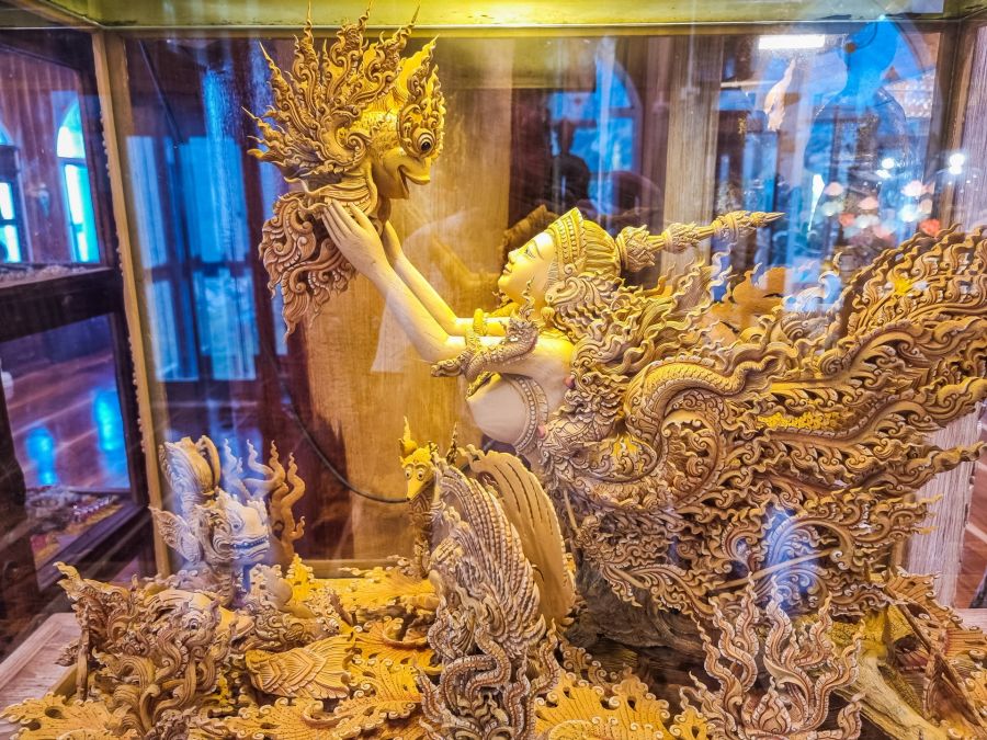 sculpture bois dans salle sous cinq bouddhas du wat pha sorn kaew phetchabun