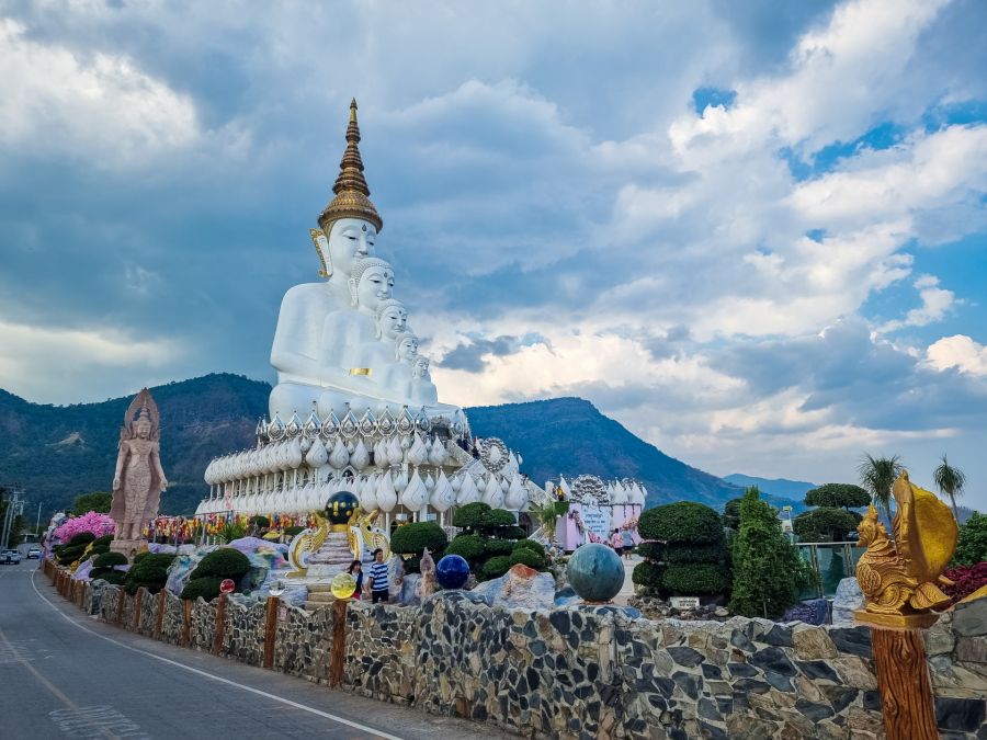 statue au 5 bouddhas du wat pha sorn kaew phetchabun