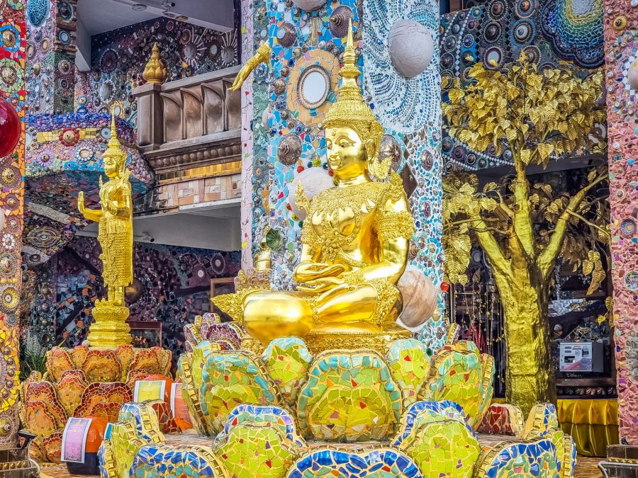 statue au pied du stupa du wat pha sorn kaew phetchabun