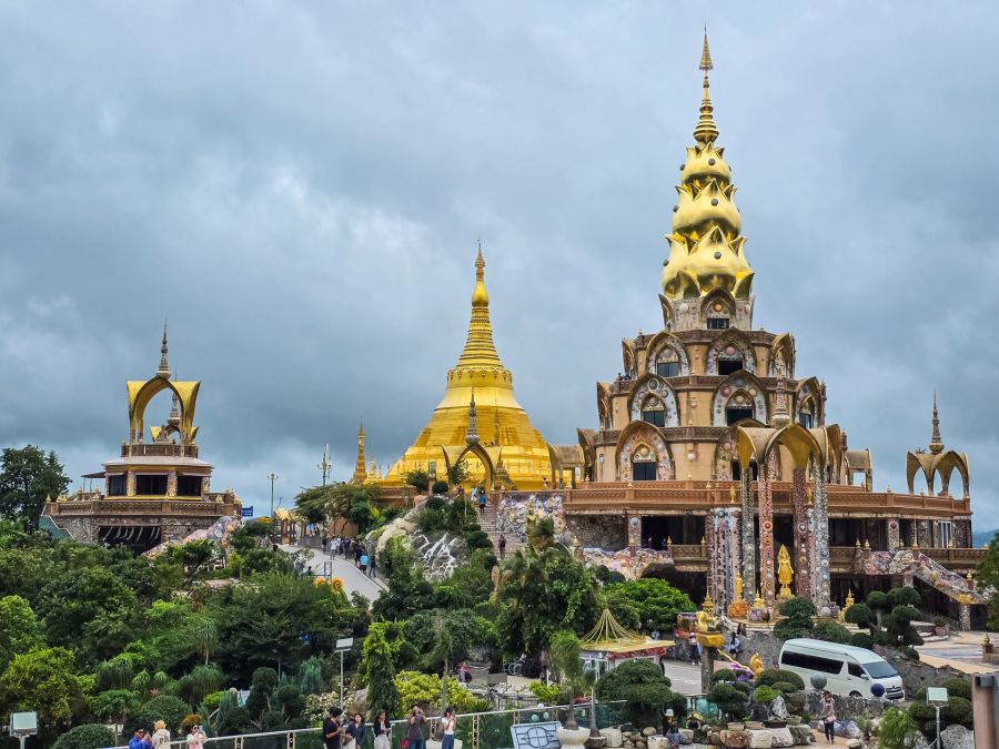 stupas au du wat pha sorn kaew phetchabun