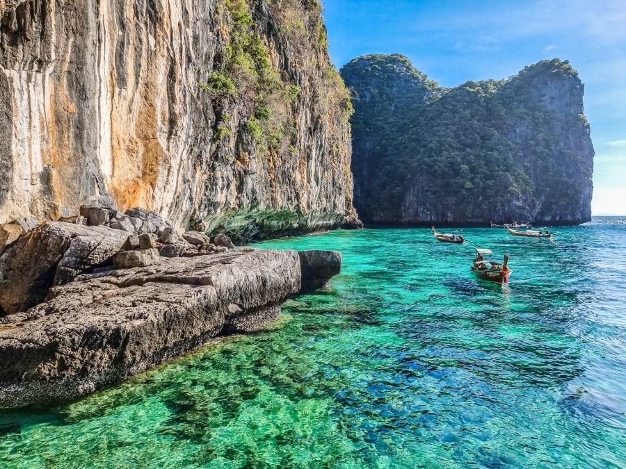 sur ponton arrivee maya bay excursion journee ko phi phi