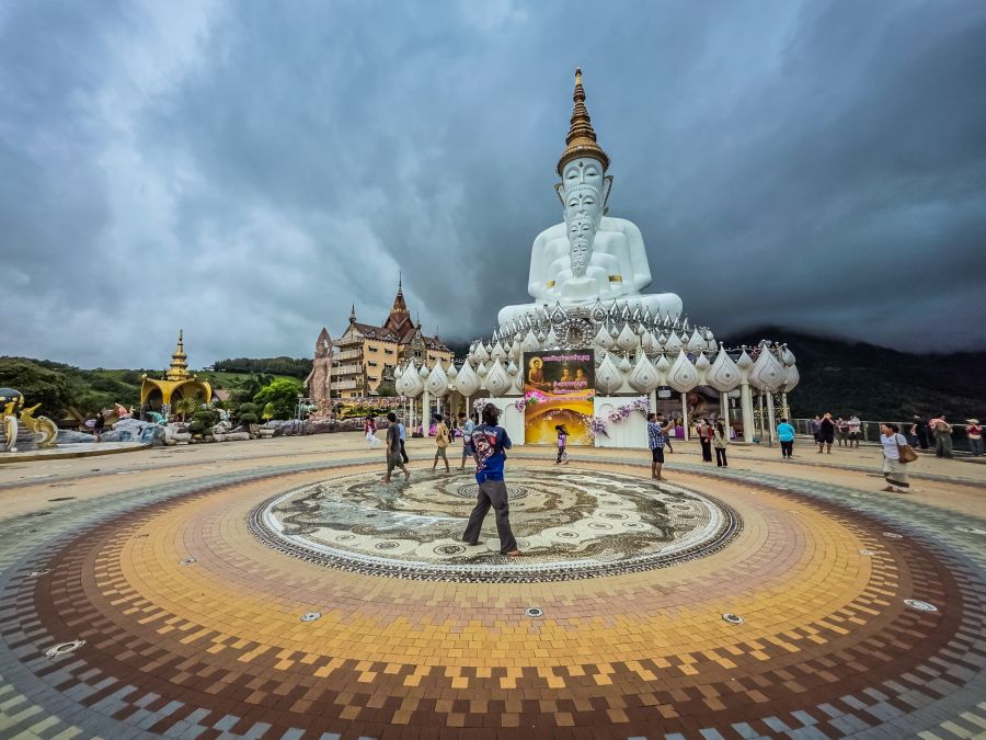 terrasse devant cinq bouddhas du wat pha sorn kaew phetchabun