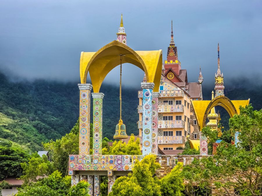 tour avec cloche au wat pha sorn kaew phetchabun